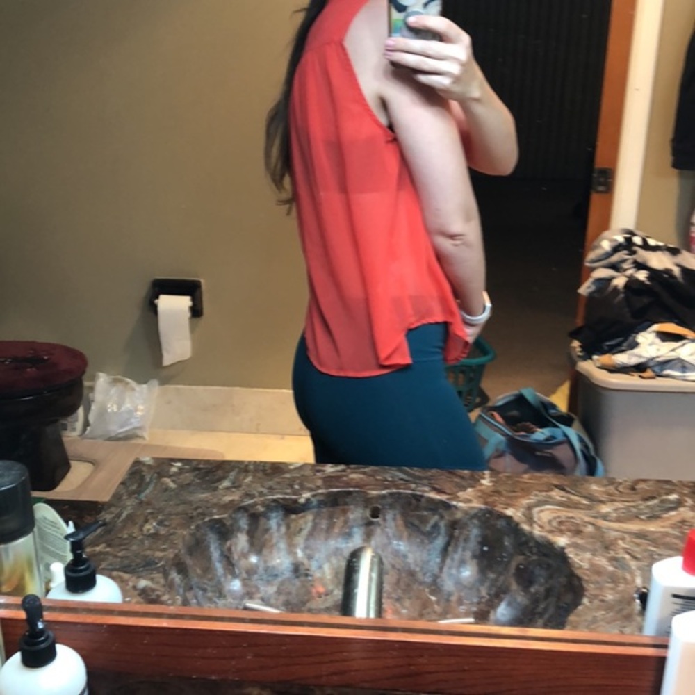 Red‎ shirt - Picture 2 of 2